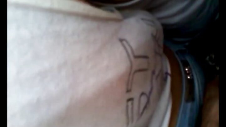 બે વિદ્યાર્થીઓ તેમના શિક્ષકને ગર્દભ અને મોંમાં ફસાવે છે