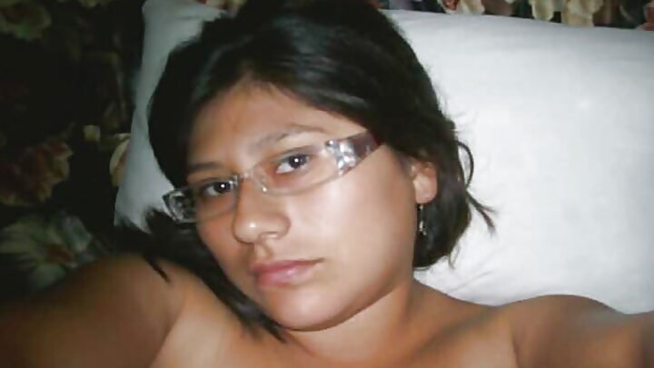 પોર્ન વાતો કરતી વખતે જ્યાં એક અનુભવી મીલ્ફ તેના સાવકા દીકરાને ચોદે છે