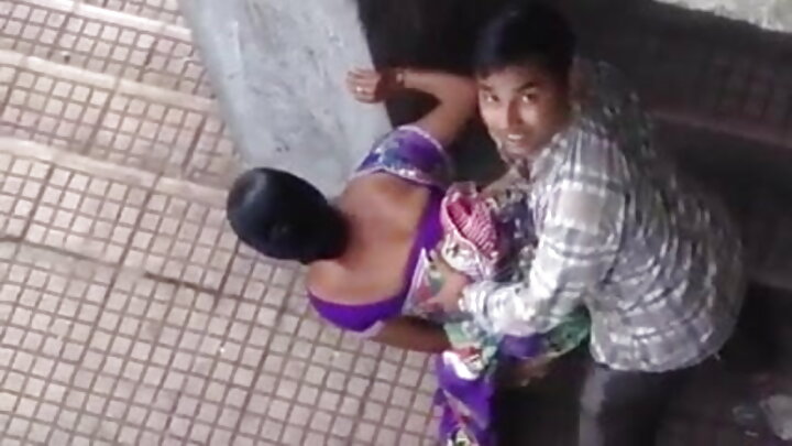 એક રશિયન છોકરી એક મોટા ગધેડાવાળા છોકરાને ચોદી
