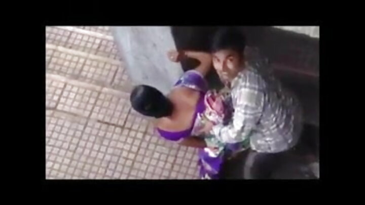 એક સેક્સી શ્યામા તેના પ્રેમીને ચુદાઈ કરે છે