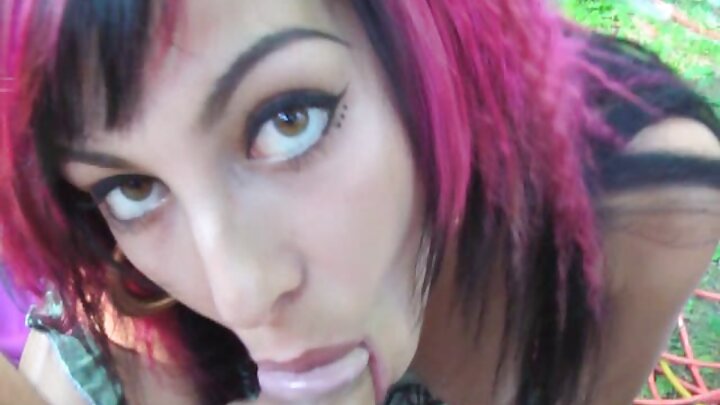 રશિયન છોકરી રજાઓ માટે તેની ચુતને પાઉન્ડ કરે છે
