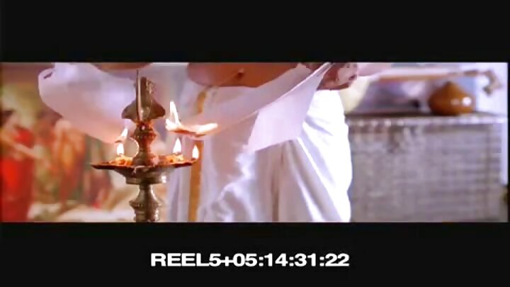 એક સુંદર છોકરી એક અનુભવી વાહિયાત વ્યક્તિને ચોદાય છે