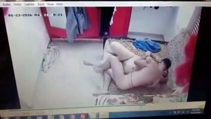 એક સ્લટી ચાહક સંગીતકારના ઘરમાં ઘૂસી ગયો