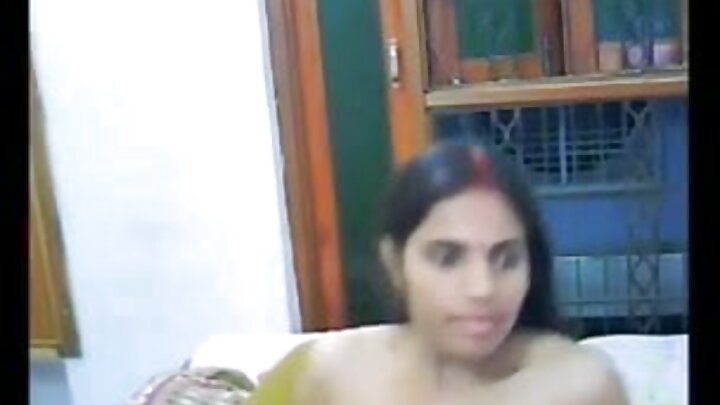 સોનેરી એક પુરુષ સાથે ધમાલ કરે છે