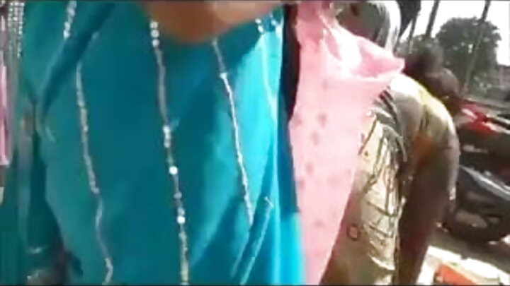 એક વૃદ્ધ માણસ એક બગડેલી છોકરીને લગભગ ચોદે છે