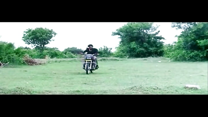 રશિયન સોનેરી તેના મિત્રને ચોદે છે